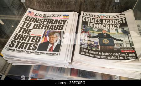 Les couvertures du New York Post et du Daily News du mercredi 2 août 2023 rapportent la mise en accusation les jours précédents de l'ancien président Donald Trump en lien avec ses prétendus efforts pour renverser l'élection de 2020. (© Richard B. Levine) Banque D'Images