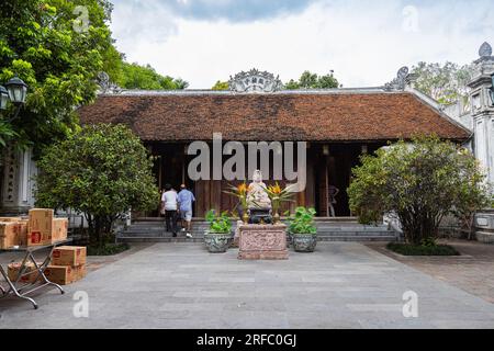 Hanoi, Vietnam - 28 mai 2023 : le musée Ho Chi Minh, un mélange captivant d'architecture moderne et traditionnelle, rend hommage au leader vénéré. Expose INS Banque D'Images