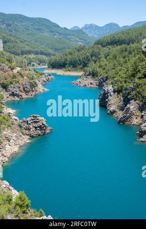 Vue sur la rivière bleue Dimchay dans la région d'Alanya. Banque D'Images