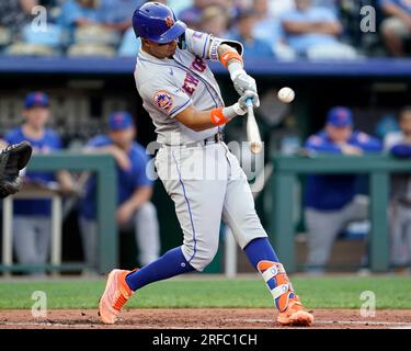 01 AOÛT 2023 : Mark Vientos (27 ans), troisième joueur des mets de New York, pilote un ballon au Kauffman Stadium Kansas City, Missouri. Jon Robichaud/CSM. Banque D'Images