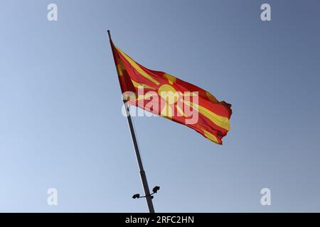 Le drapeau de la Macédoine du Nord sur le ciel Banque D'Images