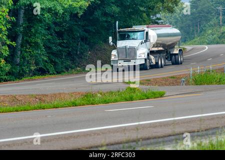 Plan horizontal d'un camion de livraison d'essence sur une route secondaire rurale. Banque D'Images