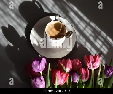 tasse à café , café et tulipes , café, café esthétique Banque D'Images