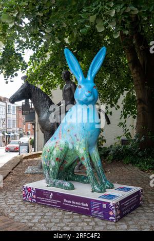 Hares of Hampshire Art Trail Winchester Angleterre 2022, A Wild Walk on the Downs Hare par Rachel Alexander au Law courts Banque D'Images