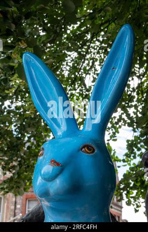 Hares of Hampshire Art Trail Winchester Angleterre 2022, A Wild Walk on the Downs Hare par Rachel Alexander au Law courts Banque D'Images