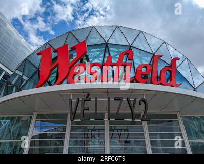 Panneau à l'entrée du centre commercial régional Westfield Velizy 2, géré par la multinationale française Unibail-Rodamco-Westfield Banque D'Images