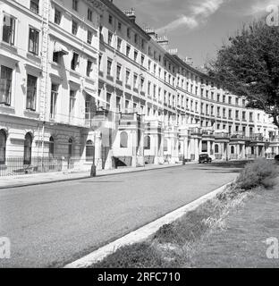 Années 1950, historique, une vue de cette époque d'Adelaide Crescent, un développement résidentiel du milieu du 19e siècle à Hove, une partie de la station balnéaire de Brighton et Hove dans le West Sussex, Angleterre, Royaume-Uni. Il a été construit entre 1831 et 1860, sur le propriétaire foncier par le financier Sir Isaac Goldsmid, le premier juif britannique à recevoir un titre héréditaire. Banque D'Images