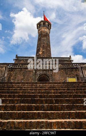 Hanoi, Vietnam - 28 mai 2023 : Musée d'histoire militaire du Vietnam et la tour du drapeau de Hanoi. la tour de 33 mètres de haut dispose de trois niveaux et d'un pois pyramidal Banque D'Images