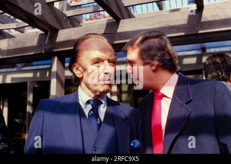 Fred Trump et son fils, Donald Trump 1980. À partir de 1968, Trump a été employé dans la société immobilière de son père Fred, Trump Management, qui possédait des logements locatifs de classe moyenne dans les arrondissements extérieurs de New York. Photo de Bernard Gotfryd Banque D'Images