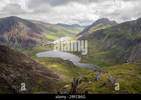 Vue montagneuse donnant sur le parc national de Snowdonia à Llyn Idwal et Llyn Ogwen. Banque D'Images