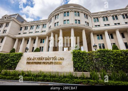 Hanoi, Vietnam - 28 mai 2023 : l'imposant bâtiment de la Cour suprême populaire se dresse resplendissant sous un ciel bleu clair. Sa grande façade coloniale blanche Banque D'Images