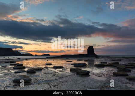 Coucher de soleil d'été à Saltwick Bay avec le Black NAB, formation géologique, côte du North Yorkshire Banque D'Images