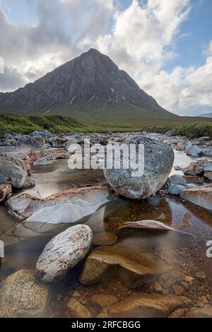 Grands rochers dans la rivière Etive menant à la montagne Buachaille Etive Mòr, Glencoe Écosse Banque D'Images