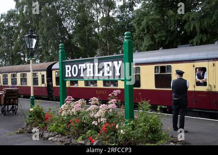 Un train à vapeur historique arrive à la gare de Rothley sur la ligne de préservation du Great Central Railway en route de Loughborough à Leicester North Banque D'Images