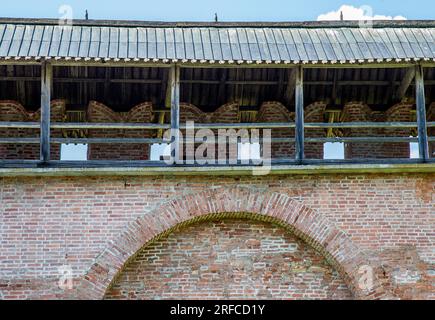 Novgorod Kremlin du 11e siècle, murs 14 cent, mur défensif, remparts de la forteresse (merlon), échappatoires Banque D'Images