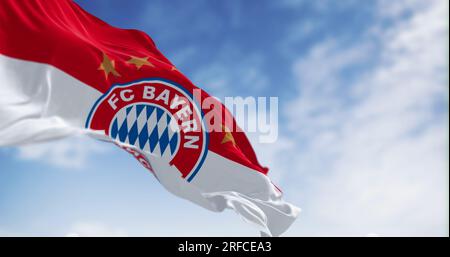 Munich, DE, 30 2023 juin : drapeau du Bayern Munich agitant dans le vent par temps clair. Club sportif allemand basé à Munich. Illustratif éditorial 3d illustra Banque D'Images