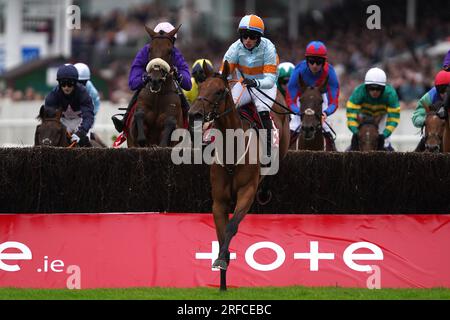 Ash Tree Meadow monté par le jockey Danny Gilligan sur son chemin pour gagner la plaque Tote Galway (handicap Chase) pendant la troisième journée du Galway races Summer Festival à l'hippodrome de Galway. Date de la photo : mercredi 2 août 2023. Banque D'Images