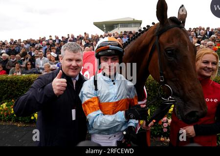 Ash Tree Meadow monté par le jockey Danny Gilligan avec l'entraîneur Gordon Elliott (à gauche) après avoir remporté la plaque Tote Galway (handicap Chase) pendant la troisième journée du Galway races Summer Festival à l'hippodrome de Galway. Date de la photo : mercredi 2 août 2023. Banque D'Images