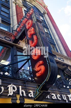 Greenwich Village Landmark : les médecins occupent maintenant les bureaux au-dessus de Bigelow Pharmacy au 412 Sixth Avenue – suivez la flèche au néon. Banque D'Images