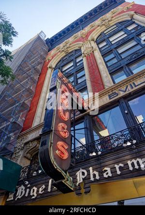Greenwich Village Landmark : les médecins occupent maintenant les bureaux au-dessus de Bigelow Pharmacy au 412 Sixth Avenue – suivez la flèche au néon. Banque D'Images
