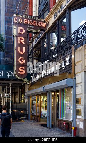 Greenwich Village Landmark : les médecins occupent maintenant les bureaux au-dessus de Bigelow Pharmacy au 412 Sixth Avenue – suivez la flèche au néon. Banque D'Images