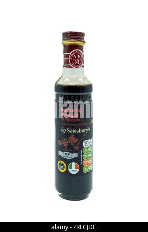 Irvine, Écosse, Royaume-Uni-06 mai 2023 : vinaigre balsamique de Modène de marque Sainsbury dans une bouteille en verre recyclable affichant des icônes graphiques et du K. Banque D'Images