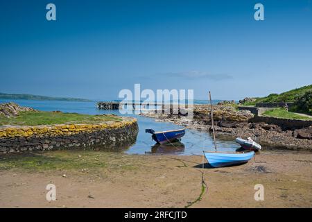 Vue sur le port rocheux à la vieille jetée et quelques petits bateaux à Portencross à Seamill West Kilbride sur une journée d'été brillante en juin avec blu Banque D'Images