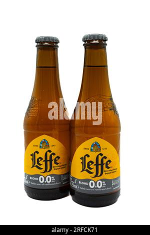 Irvine, Écosse, Royaume-Uni-21 juillet 2023 : bouteilles de bière Leffe sans alcool portant la marque zéro pour cent dans des bouteilles en verre recyclables et affichant un graphique Banque D'Images