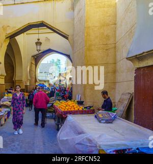 FES, Maroc - 31 mars 2023: Scène de rue près de la porte Médina de Semmarin, avec les habitants et les visiteurs, à Fes, Maroc Banque D'Images