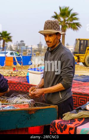 Essaouira, Maroc - 06 avril 2023 : scène du port de pêche, avec des pêcheurs à l'œuvre, à Essaouira (Mogador), Maroc Banque D'Images