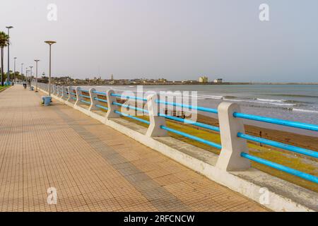 El Jadida, Maroc - 08 avril 2023: Scène de la promenade de la plage, avec les habitants et les visiteurs, à El Jadida, la côte atlantique du Maroc Banque D'Images