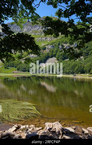 Lac Baccio dans les Apennins Emiliens toscans, Italie Banque D'Images