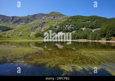 Lac Baccio dans les Apennins Emiliens toscans, Italie Banque D'Images