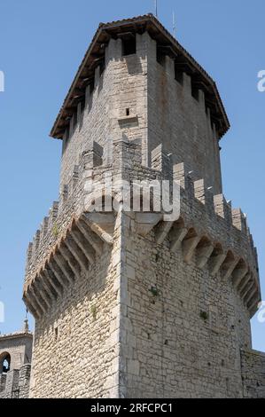 État de Saint-Marin, Italie. Juillet 2023. Panorama depuis les murs médiévaux sur la plaine Banque D'Images