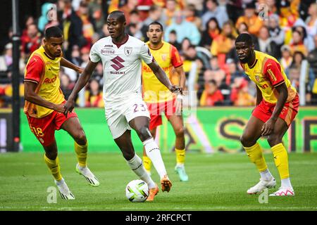 Lens, France 02/08/2023, Andy DIOUF de Lens, Demba SECK de Turin et Kevin DANSO de Lens lors du match amical de pré-saison entre le RC Lens et le Torino FC le 2 août 2023 au stade Bollaert-Delelis de Lens, France Banque D'Images