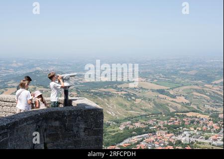 État de Saint-Marin, Italie. Juillet 2023. Panorama depuis les murs médiévaux sur la plaine Banque D'Images