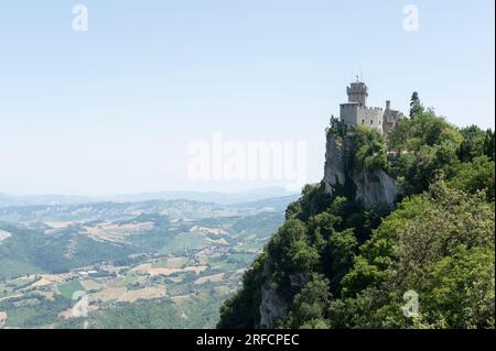 État de Saint-Marin, Italie. Juillet 2023. Panorama depuis les murs médiévaux sur la plaine Banque D'Images