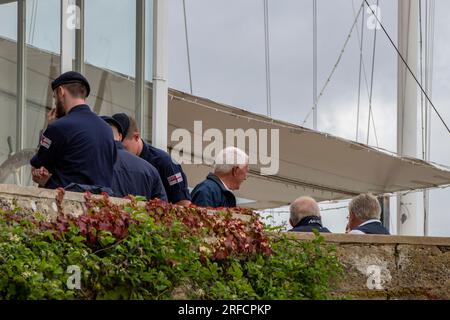 les officiels de la régate de yachting de la semaine cowes sur l'île de wight se sont réunis sur le balcon de l'escadron royal de yachts à cowes Banque D'Images