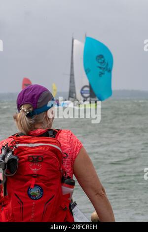 cowes week, île de wight, royaume-uni. spectateur féminin à la régate de yachting de cowes week. régate de voile de semaine cowes, île de wight , royaume-uni Banque D'Images