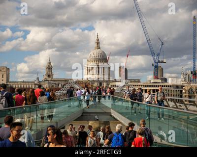 Personnes traversant le pont du Millénaire vers la cathédrale St Paul, Londres, Royaume-Uni Banque D'Images