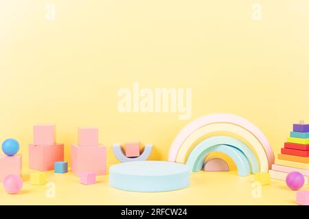 Composition abstraite avec des formes géométriques. Podium d'exposition, plate-forme pour la présentation du produit sur fond jaune. Vue avant Banque D'Images