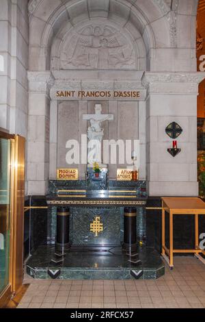 Basilique Sainte-Anne de Beaupré sur les rives de la rue Lawrence River, 20 milles au-dessus de Québec au Canada. Saint François d'Assise. Banque D'Images