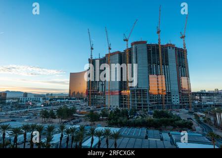 Un nouveau grand complexe hôtelier en construction avec 5 grues travaillant à Las Vegas Nevada USA Banque D'Images