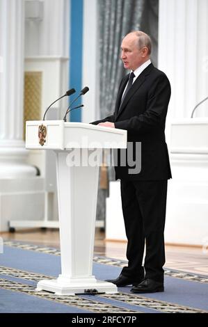 Moscou, Russie. 02 août 2023. Le président russe Vladimir Poutine prononce une allocution lors d'une cérémonie pour remettre des prix d'État au personnel militaire qui a servi dans l'invasion de l'Ukraine et à d'éminents citoyens russes pour leurs réalisations dans divers domaines à St. Salle Catherine du Palais du Kremlin, 2 août 2023 à Moscou, Russie. Crédit : Alexander Kazakov/Kremlin Pool/Alamy Live News Banque D'Images