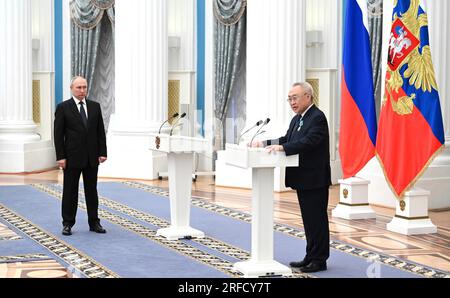 Moscou, Russie. 02 août 2023. Le président russe Vladimir Poutine, à gauche, écoute l'Union des écrivains de la République de l'Altaï président Brontoy Bedyurov droite, après avoir reçu l'ordre de l'amitié, Lors d'une cérémonie de remise de prix d'État au personnel militaire qui a servi dans l'invasion de l'Ukraine et à des citoyens russes éminents pour leurs réalisations dans une variété de domaines à St. Salle Catherine du Palais du Kremlin, 2 août 2023 à Moscou, Russie. Crédit : Alexander Kazakov/Kremlin Pool/Alamy Live News Banque D'Images