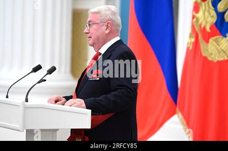 Moscou, Russie. 02 août 2023. L'acteur et humoriste russe Vladimir Vinokur, prononce des remarques après avoir reçu l'ordre «pour le mérite à la Patrie» du degré I, Lors d'une cérémonie de remise de prix d'État au personnel militaire qui a servi dans l'invasion de l'Ukraine et à des citoyens russes éminents pour leurs réalisations dans une variété de domaines à St. Salle Catherine du Palais du Kremlin, 2 août 2023 à Moscou, Russie. Crédit : Alexander Kazakov/Kremlin Pool/Alamy Live News Banque D'Images