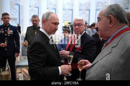 Moscou, Russie. 02 août 2023. Le président russe Vladimir Poutine, à gauche, discute avec David Ioseliany, à droite, et l'acteur Vladimir Vinokur lors d'une réception après la remise des prix d'État à St. Salle Catherine du Palais du Kremlin, 2 août 2023 à Moscou, Russie. Crédit : Alexander Kazakov/Kremlin Pool/Alamy Live News Banque D'Images