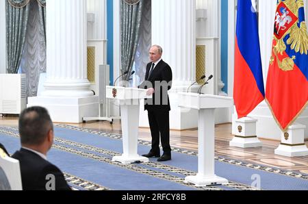 Moscou, Russie. 02 août 2023. Le président russe Vladimir Poutine prononce une allocution lors d'une cérémonie pour remettre des prix d'État au personnel militaire qui a servi dans l'invasion de l'Ukraine et à d'éminents citoyens russes pour leurs réalisations dans divers domaines à St. Salle Catherine du Palais du Kremlin, 2 août 2023 à Moscou, Russie. Crédit : Alexander Kazakov/Kremlin Pool/Alamy Live News Banque D'Images