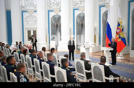 Moscou, Russie. 02 août 2023. Le président russe Vladimir Poutine, à gauche, écoute l'Union des écrivains de la République de l'Altaï président Brontoy Bedyurov droite, après avoir reçu l'ordre de l'amitié, Lors d'une cérémonie de remise de prix d'État au personnel militaire qui a servi dans l'invasion de l'Ukraine et à des citoyens russes éminents pour leurs réalisations dans une variété de domaines à St. Salle Catherine du Palais du Kremlin, 2 août 2023 à Moscou, Russie. Crédit : Alexander Kazakov/Kremlin Pool/Alamy Live News Banque D'Images