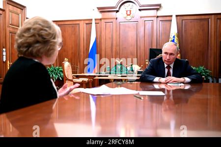 Moscou, Russie. 01 août 2023. Valentina Matviyenko, présidente du Conseil de la Fédération, à gauche, a fait une déclaration lors d’une réunion en face à face organisée par le président russe Vladimir Poutine au Kremlin, le 1 août 2023 à Moscou, en Russie. Crédit : Alexander Kazakov/Kremlin Pool/Alamy Live News Banque D'Images